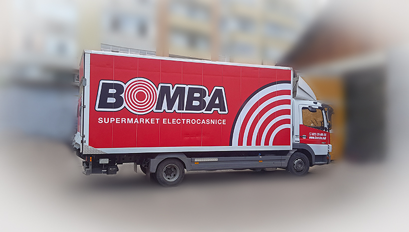Реклама на машине Bomba